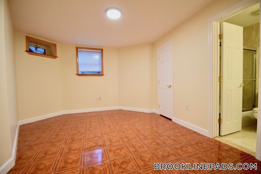 Building Photo - 73 Thatcher St