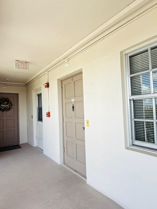 Building Photo - 3100 N Palm Aire Dr