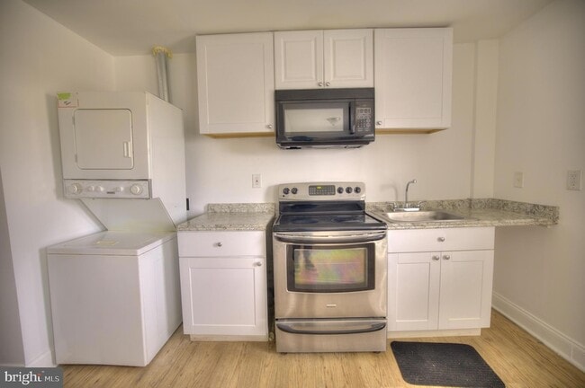 Building Photo - 1405 N Decker Ave
