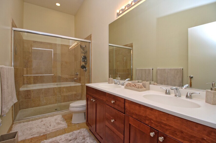 Building Photo - 547 S Clark St