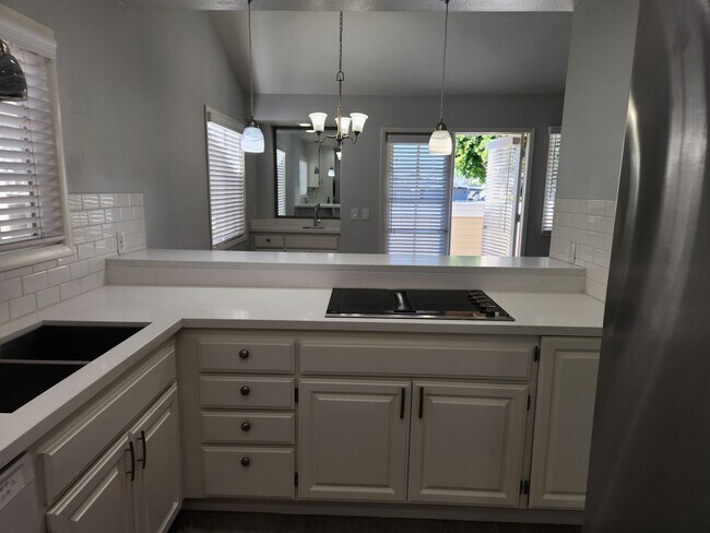 Building Photo - 512 Poinsettia Ave