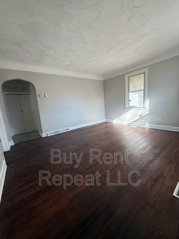 Building Photo - 12735 Vernon Ave