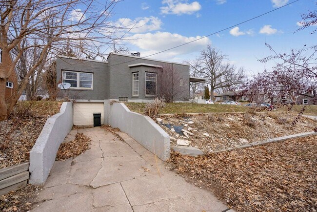 Building Photo - 603 W 18th St