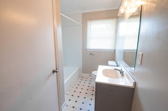 Building Photo - Coming SOON ! This 3 Bedroom home in Fores...