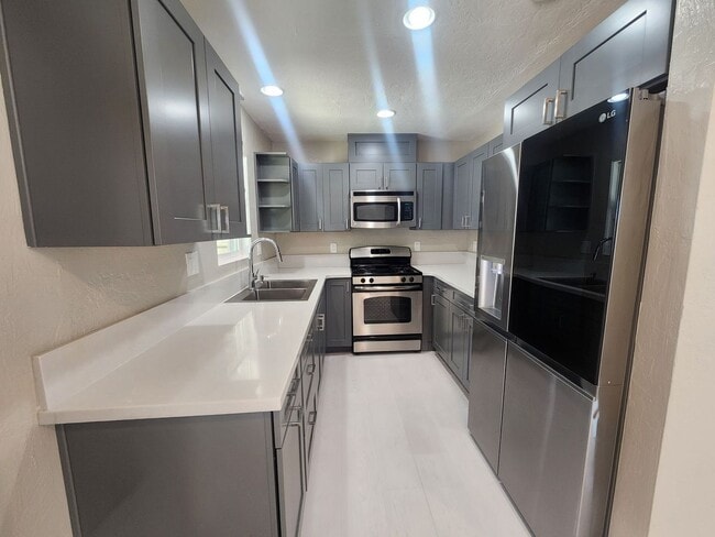 Building Photo - Gorgeous 2 Bedroom 1 Bath