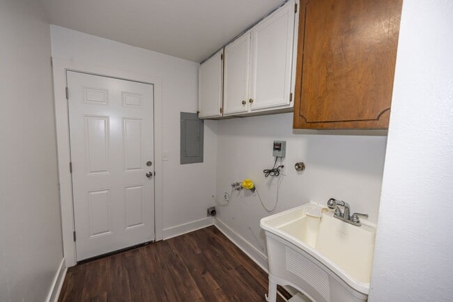 Building Photo - Updated 3 Bed, 2 Bath Home with RV/Trailer Parking – 1,962 Sq Ft, No HOA