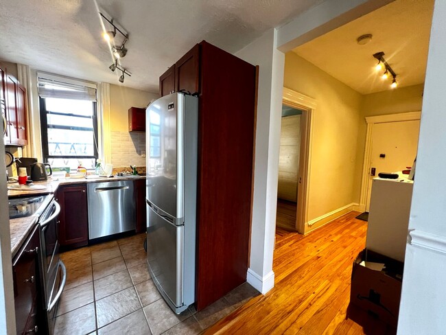 Building Photo - Renovated Top Floor 1-Bed on Park Drive | ...