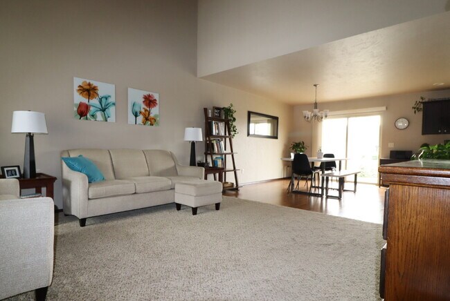 Building Photo - Large 3 Bedroom 2 Bath Townhouse style Duplex