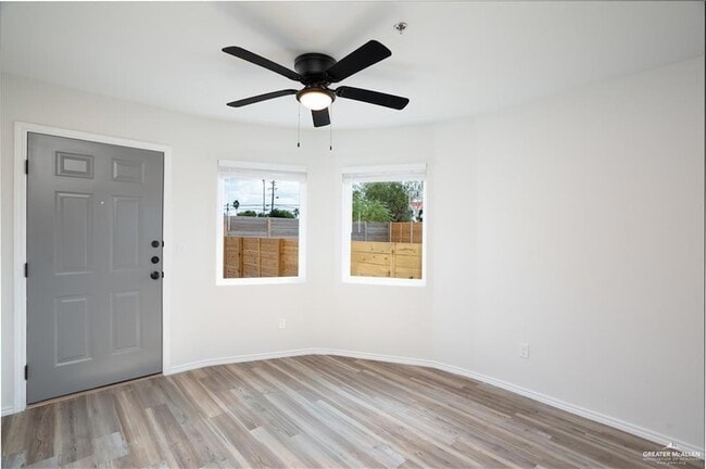 Building Photo - 802 Redwood Ave