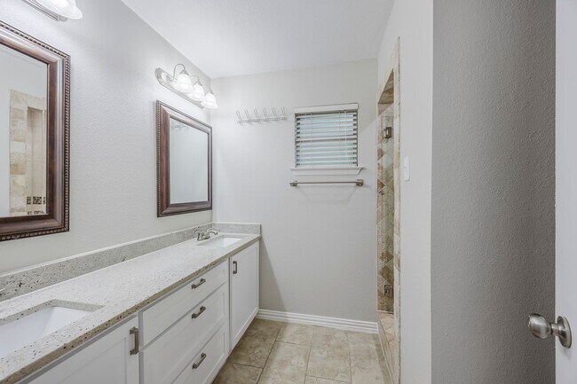 Building Photo - 4 Bedroom, 3 Bath Home Gorgeously Remodeled