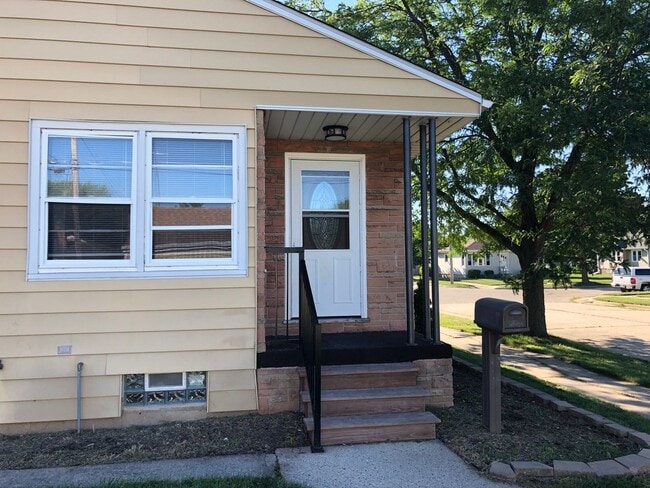 Building Photo - Charming 3-Bedroom Home Near Kenosha Dream Park