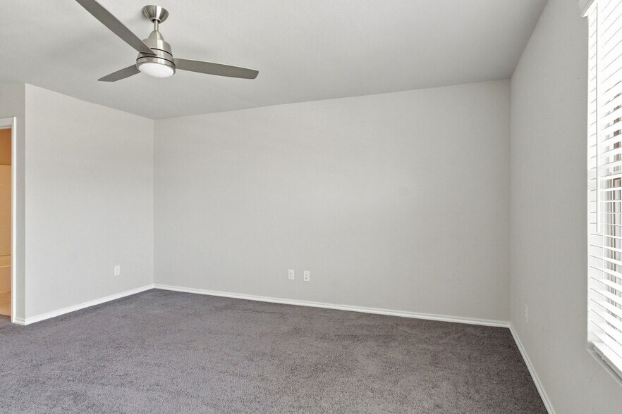Building Photo - 944 Ravenwood Ln