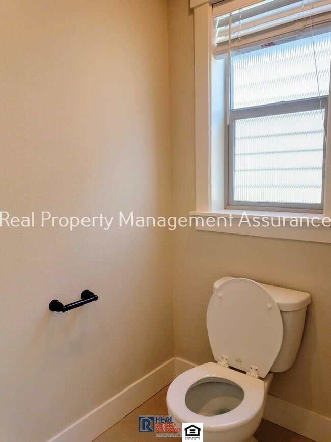 Building Photo - Charming 4 Bedroom!! Move In Ready!