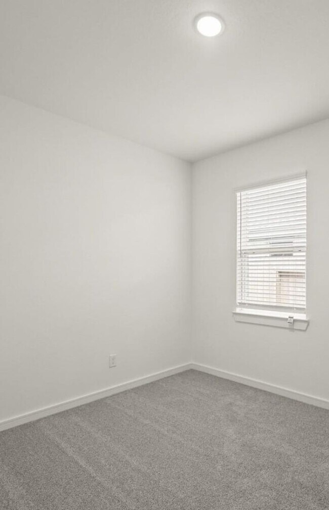 Building Photo - Newly constructed 3BR House beside Angel L...