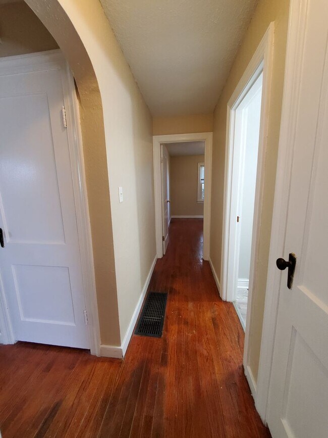 Building Photo - Belmont 2 Bedroom Bungalow