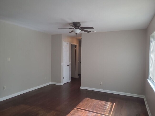 Building Photo - 4 Bedroom 2 Bath Move In Ready!