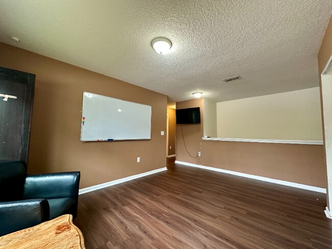 Building Photo - 95062 Cheswick Oaks Dr