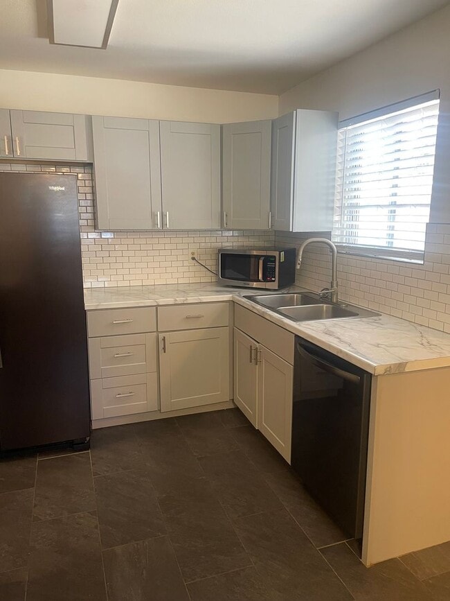 Building Photo - WONDERFUL HOME LOCATED IN KUTRAS TRACT!