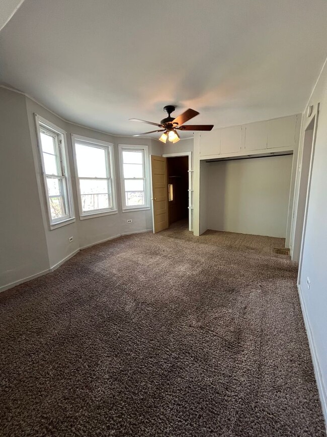 Building Photo - 3 Bedroom 1.5 Bathroom Home