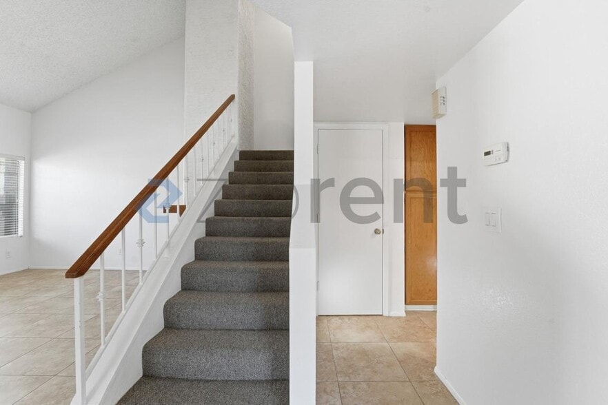 Building Photo - 609 E Mesquite Cir