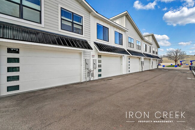 Building Photo - Contemporary Townhome Minutes from Downtown