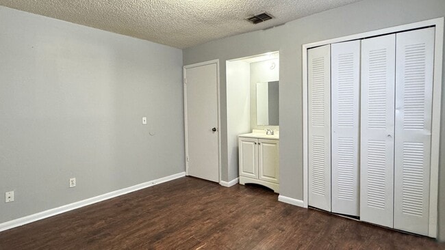 Building Photo - Second floor 2/1 Available for Move in! Affordable and Conveniently Located!
