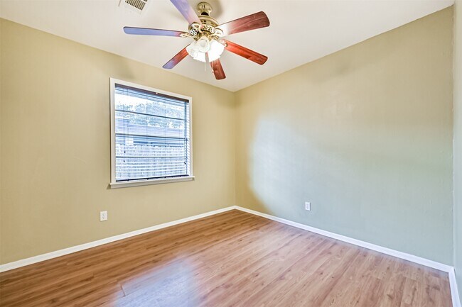 Building Photo - 807 Temple Dr