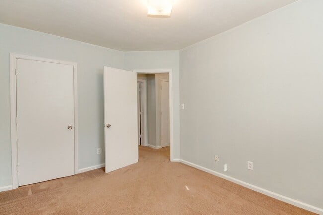 Building Photo - 1443 W 40th St