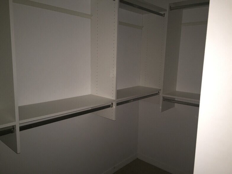 Building Photo - 8004 Laurel Hill Dr