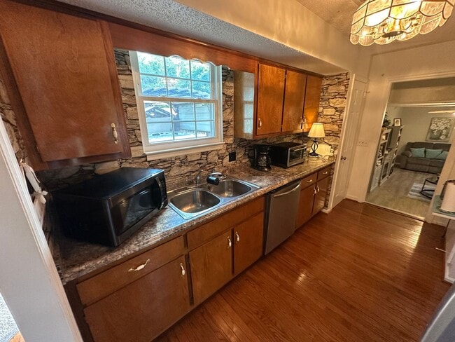 Building Photo - FULLY FURNISHED, SINGLE-FAMILY HOME IN NOR...