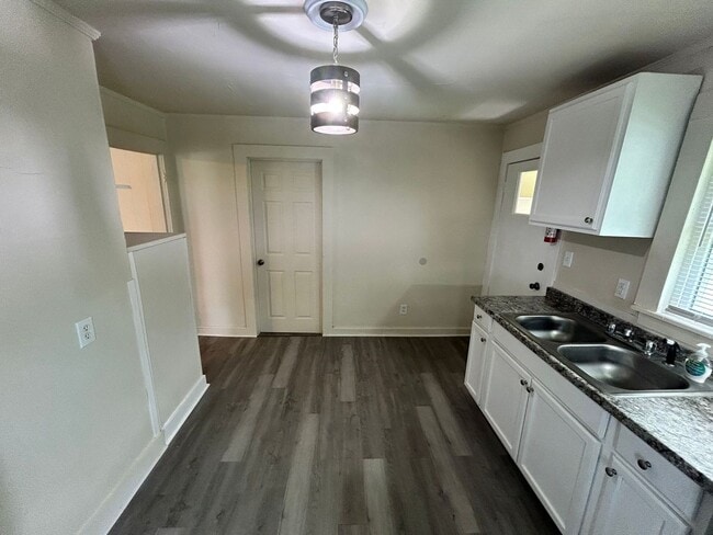 Building Photo - Cozy Two bedroom Home-Newly Renovated