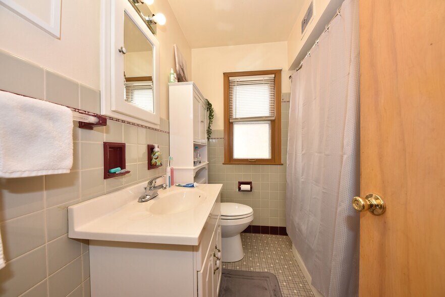 Building Photo - 8823 W Burleigh St
