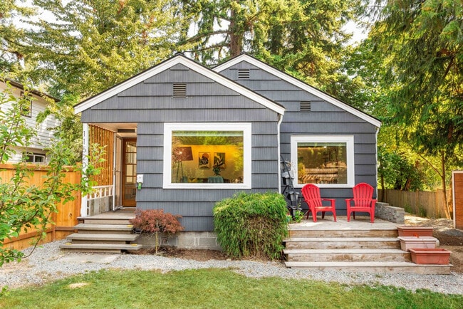 Building Photo - 11520 Roosevelt Way NE