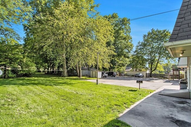 Building Photo - $1250 /2-bedr/1.5 bath town house duplex; tenant pays only electric (Kalamazoo)