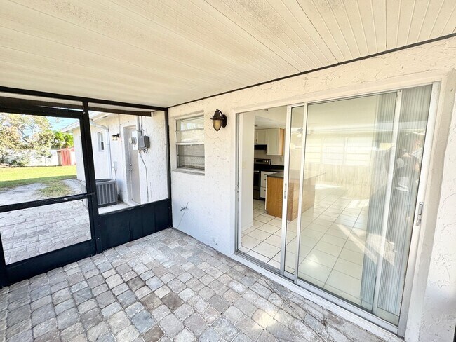 Building Photo - ** NAPLES PARK ** 3 BED / 2 BATH ** PET OK...