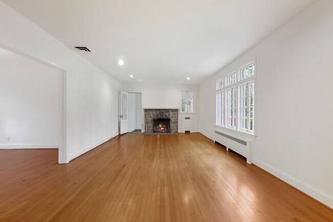 Building Photo - 5325 Chevy Chase Pky NW