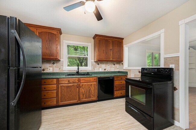 Building Photo - 3BR/2BA in Gladstone