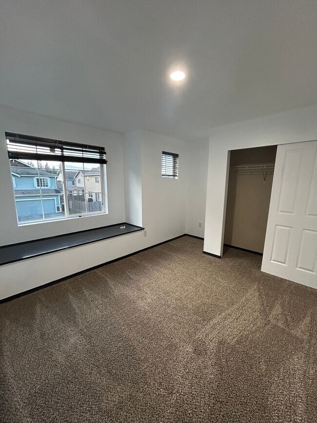 Building Photo - Large 4 bedroom 2.5 bath