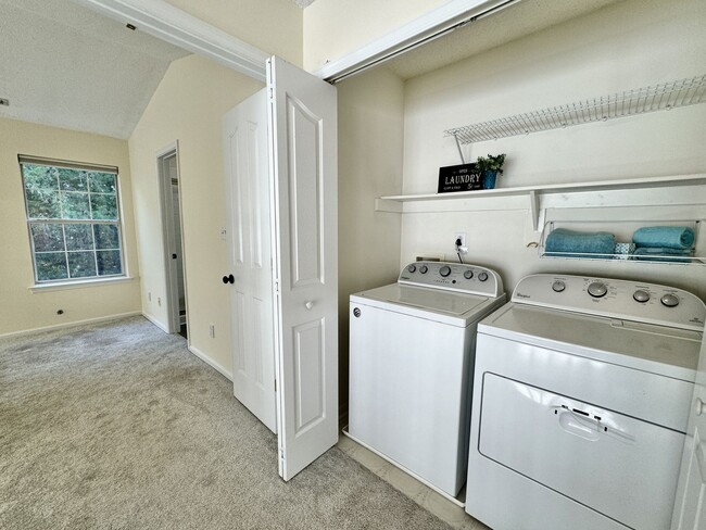 Building Photo - Available 08-08-25 in Cedar Crossing! A Pe...