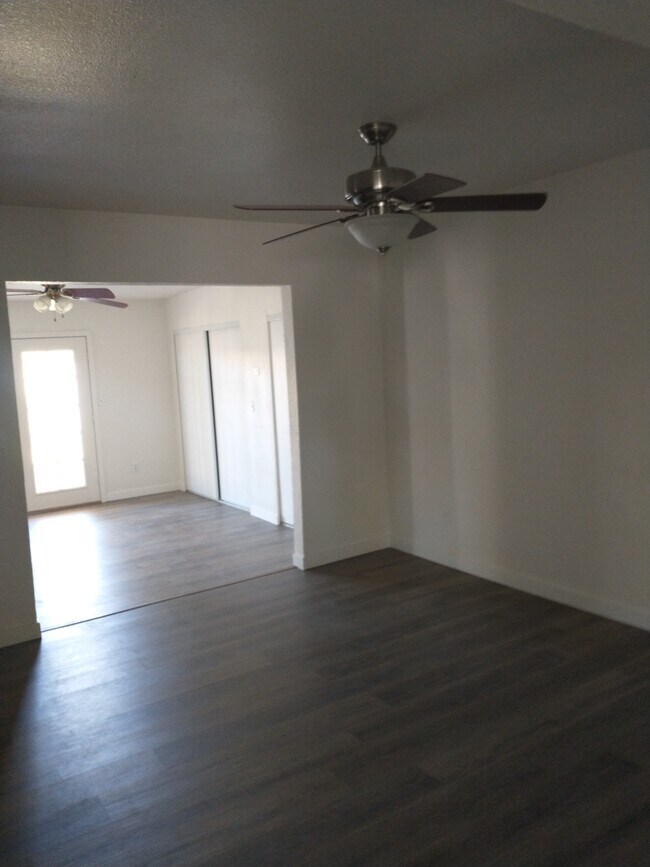 Large dining area - 1819 S Windsor