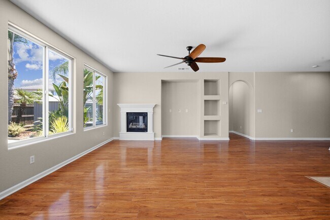 Building Photo - Beautiful home!