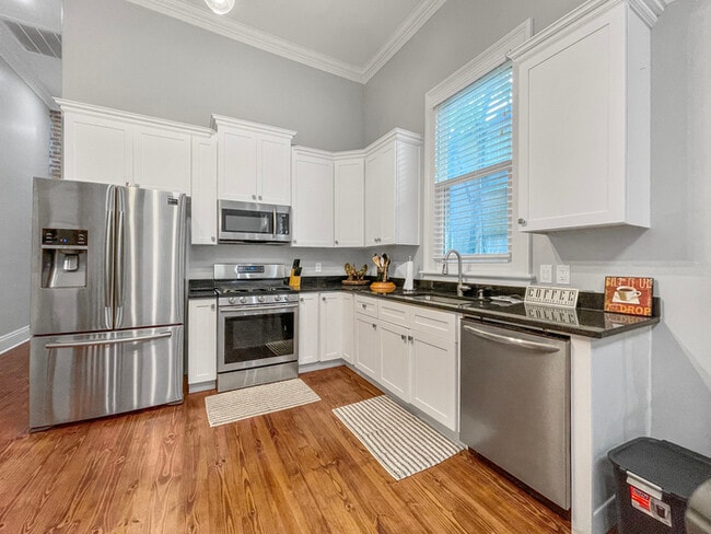 Building Photo - Discover this cozy and well-maintained 2-b...