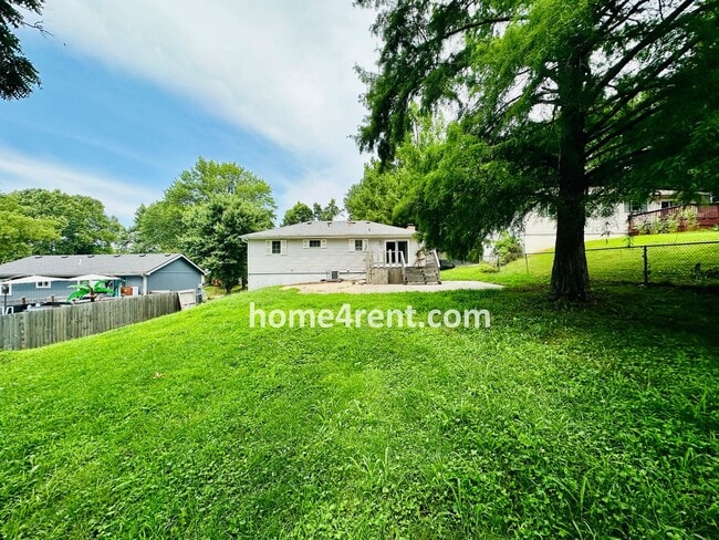 Building Photo - Fantastic Parkville area with Updated Kitchen including Granite Counters and Stainless Steel Appl...