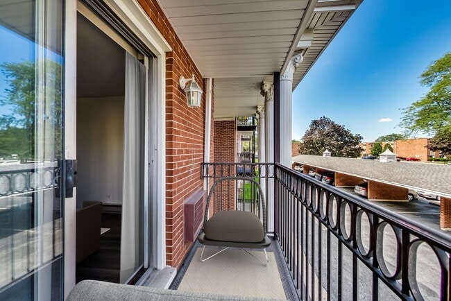 Building Photo - BEAUTIFUL NEW REHAB WITH FREE HEAT AND STAINLESS STEEL APPLIANCES.....MUST SEE!!!!