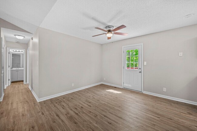 Building Photo - Beautifully Renovated Home!