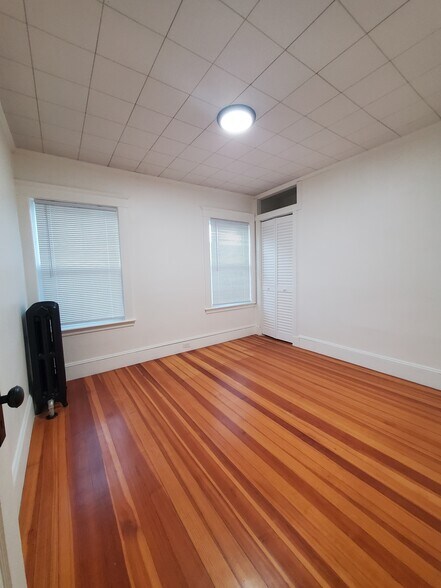 Building Photo - 25 Oak St