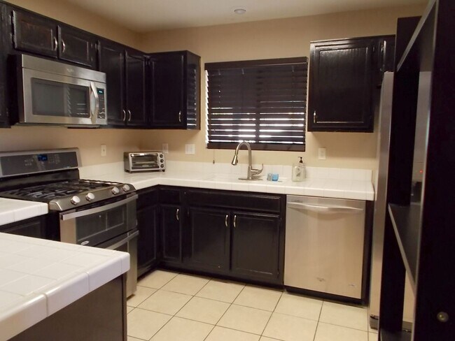 Building Photo - Comfort & Space in a Furnished Home