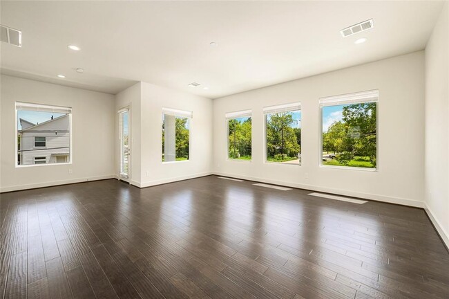 Building Photo - 2110 Live Oak St