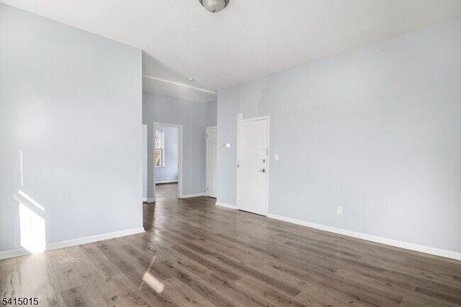 Building Photo - 150 E Main St