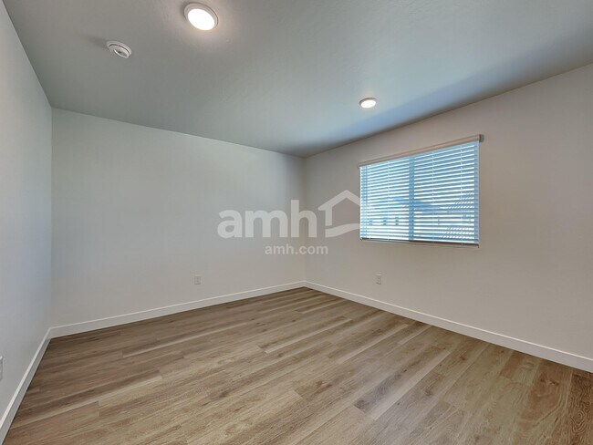 Building Photo - 9726 W Tamarisk Ave